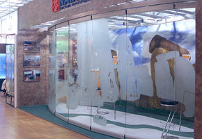 В ЦДХ на Крымском валу прошла выставка АРХ Москва 2005. NAYADA порадовала посетителей новинкой - передвижной системой цельностеклянных перегородок NAYADA-Hufcor